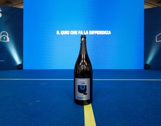 Brindisi con etichetta personalizzata: un prezioso dettaglio per celebrare un anniversario